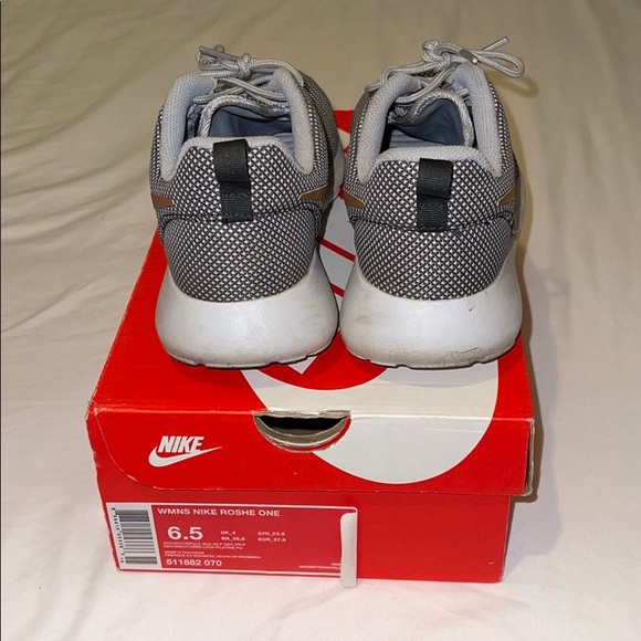 NIKE Woman Grey and Gold Roshe - Picture 4 of 5